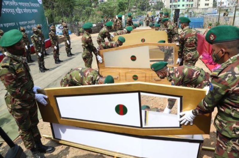 Remains of those killed in the massacre by Pakistani forces buried with state honours