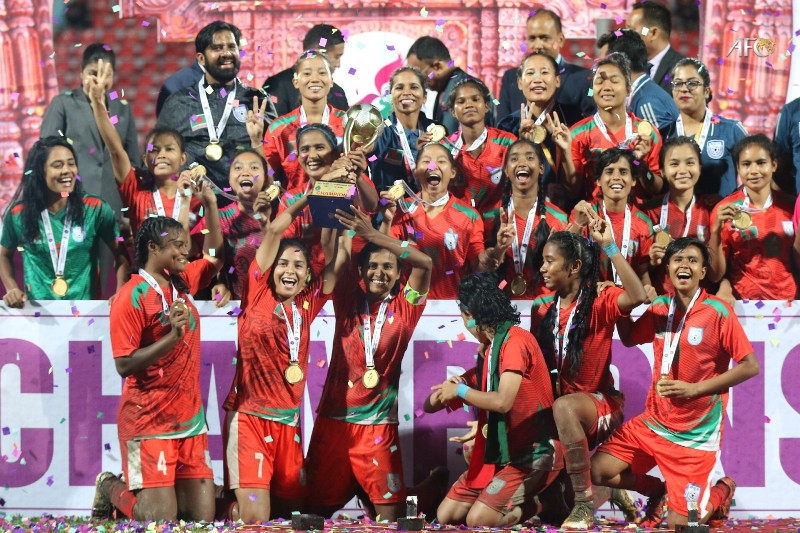 SAFF: Victorious women's football team receive warm welcome in Dhaka