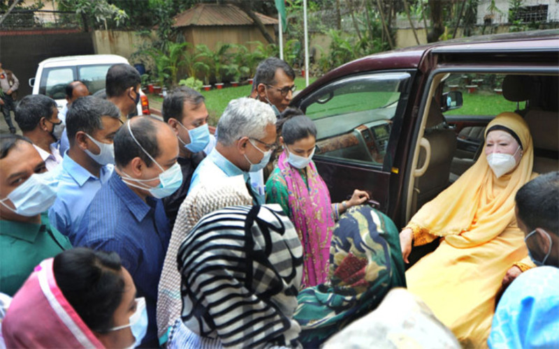 Khaleda Zia returns home from hospital after health check-up