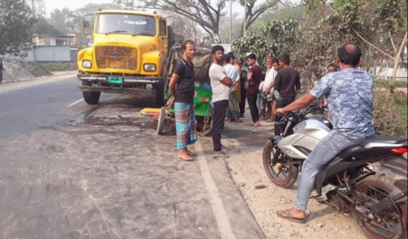 3 killed in truck-autorickshaw collision in Madhabpur