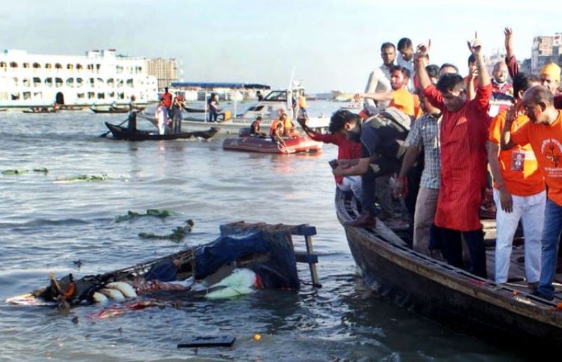 প্রতিমা বিসর্জনের মধ্য দিয়ে দুর্গোৎসবের সমাপ্তি