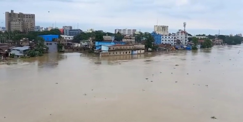 সিলেটে ৩ নদীর বাঁধ ভেঙে বিস্তীর্ণ এলাকা প্লাবিত সিলেটে ৩ নদীর বাঁধ ভেঙে বিস্তীর্ণ এলাকা প্লাবিত