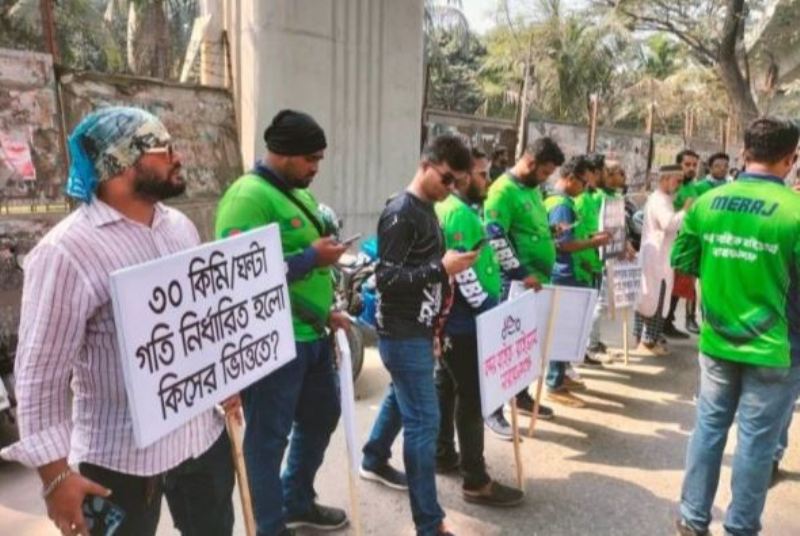 Human chain demands allowance of motorcycles on Padma Bridge