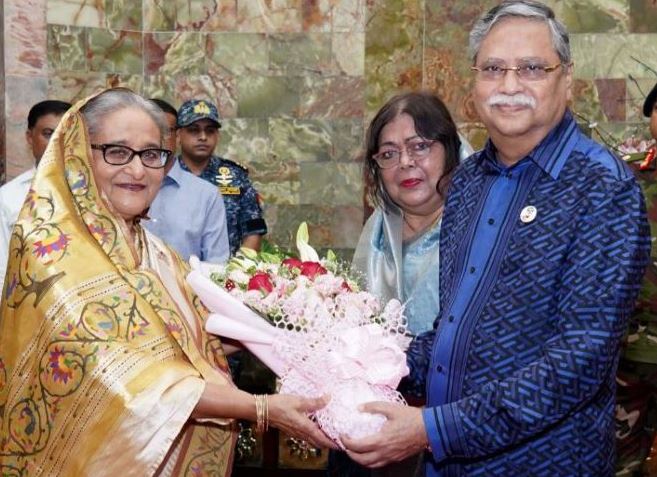 রাষ্ট্রপতির সাথে সাক্ষাৎ করল শেখ হাসিনা রাষ্ট্রপতির সাথে সাক্ষাৎ করল শেখ হাসিনা