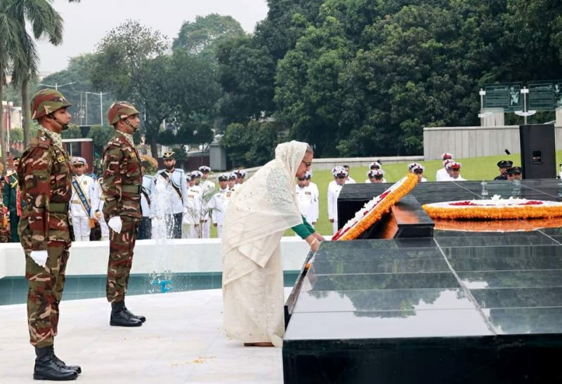 আজ সশস্ত্র বাহিনী দিবস: শিখা অনির্বাণে ও প্রধানমন্ত্রীর শ্রদ্ধা