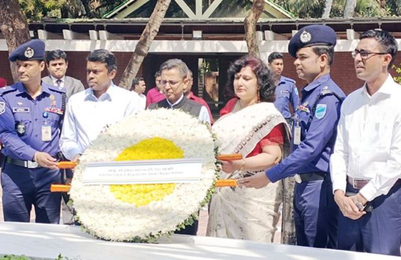 Indian High Commissioner pays tribute at Bangabandhu's tomb Indian High Commissioner pays tribute at Bangabandhu's tomb