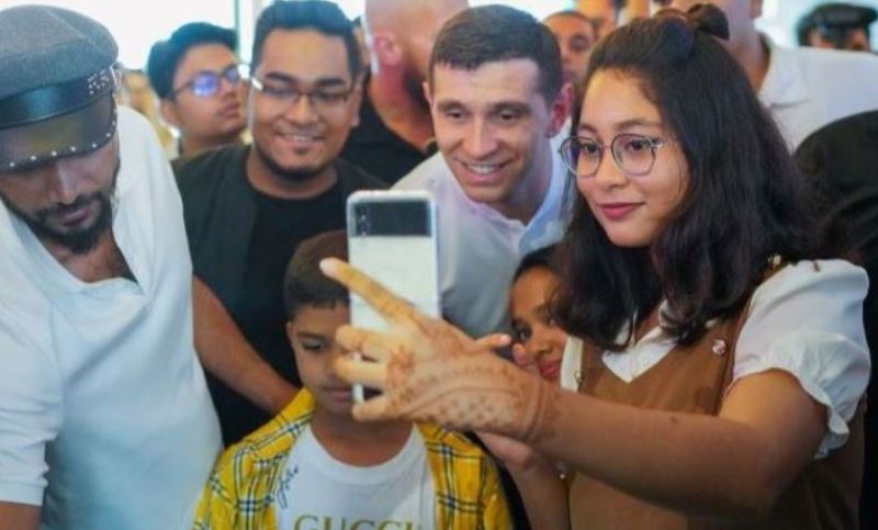 Emi Martinez visits Dhaka, promises to play against Bangladesh in the future Emi Martinez visits Dhaka, promises to play against Bangladesh in the future