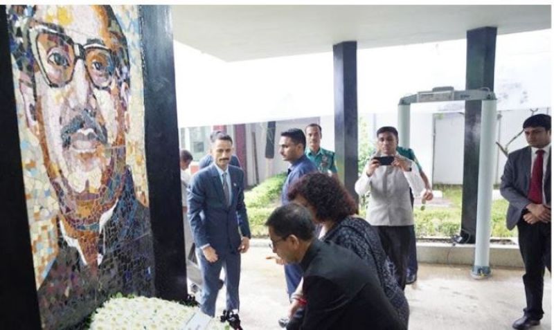 Indian High Commissioner pays tribute to Bangabandhu's portrait