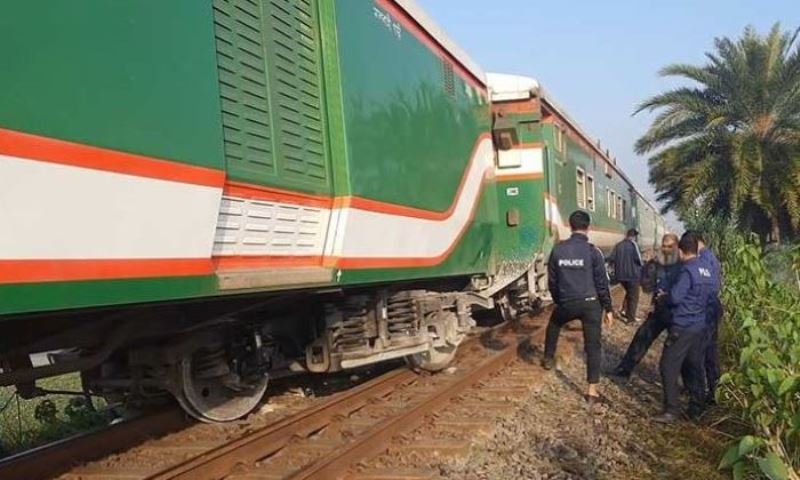 Rangpur Express derails, Dhaka-North Bengal train service stopped Rangpur Express derails, Dhaka-North Bengal train service stopped