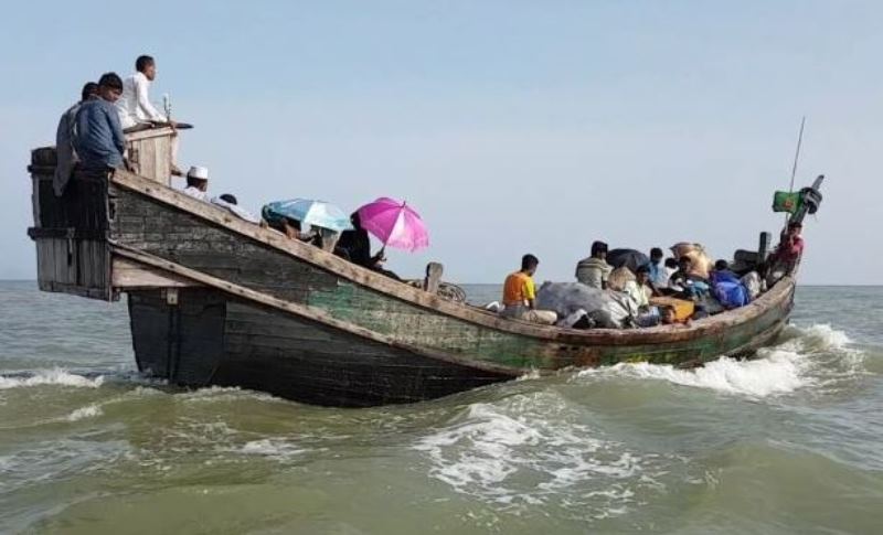 ট্রলার-স্পিডবোটে করে সেন্টমার্টিন ছেড়েছেন পর্যটকরা