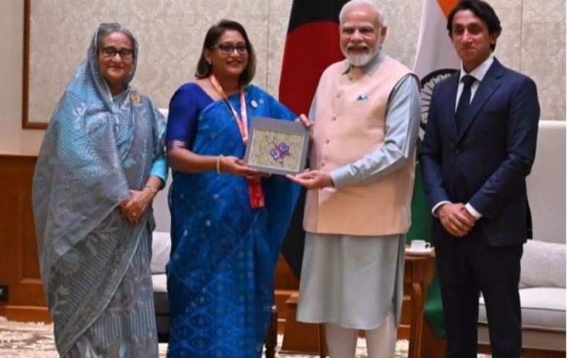 Saima Wazed gifts souvenir to Narendra Modi Saima Wazed gifts souvenir to Narendra Modi