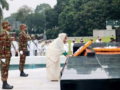 আজ সশস্ত্র বাহিনী দিবস: শিখা অনির্বাণে ও প্রধানমন্ত্রীর শ্রদ্ধা