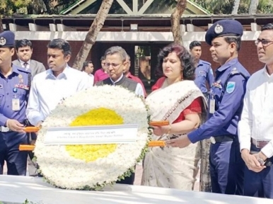 Indian High Commissioner pays tribute at Bangabandhu's tomb