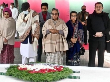 PM pays tribute at Father of the Nation's tomb