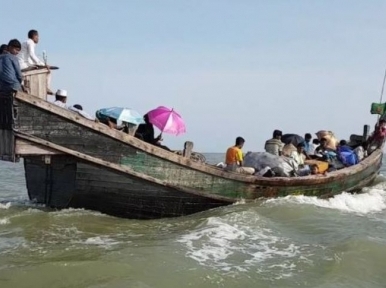 Tourists leave Saint Martin by trawlers, speedboats