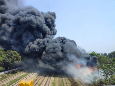 চট্টগ্রামে রেললাইনের পাশে আগুন, দুই ঘন্টা পর নিয়ন্ত্রণে