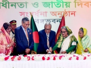 President, PM cut cake on Independence Day