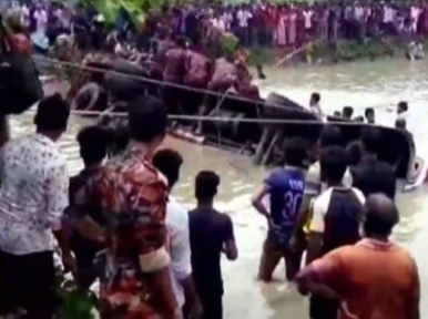 ইজিবাইককে সাইড দিতে গিয়ে প্রাণ গেলো বাসের ১৭ যাত্রীর