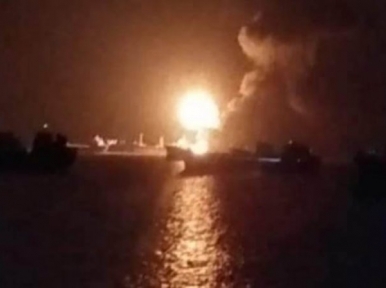 Oil tanker in sea burnt to ashes