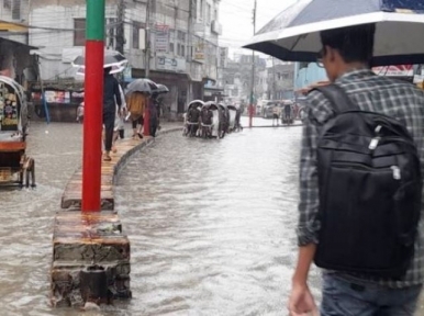 তিন দিনের টানা বর্ষণে কোমর পানির নিচে চট্টগ্রাম মহানগর