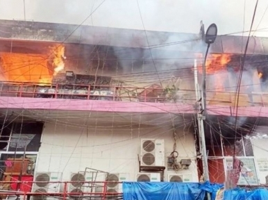Dhaka New Supermarket declared hazardous 16 years ago, removal stuck due to traders' obstruction