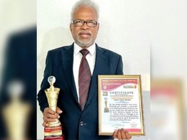 Tapan Kanti Sarkar of Bangladesh receives the Mahatma Gandhi Award