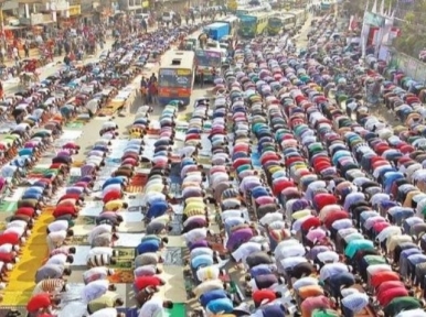 Thousands of worshipers perform Friday prayers on Ijtema