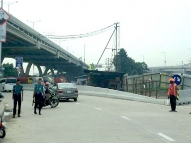 Traffic movement on elevated expressway begins