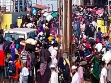 People from South Bengal returning to Dhaka in launch to join workplace