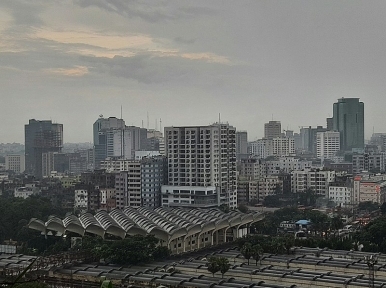 সকাল থেকে অবিরাম বৃষ্টি, চরম ভোগান্তিতে ঘরমুখো মানুষ