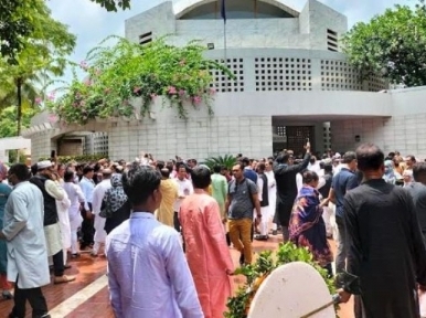 On the last day of the month of mourning mourners flocked to Bangabandhu's tomb