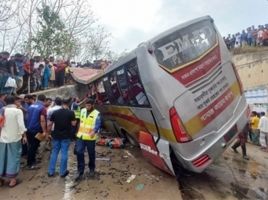 মাদারীপুরে যাত্রীবাহী বাস খাদে, নিহত বেড়ে ২০