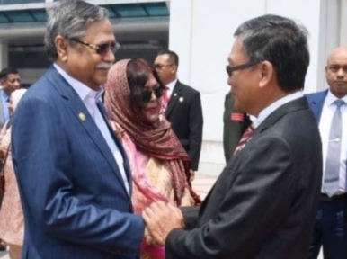 President arrives in Singapore from Indonesia