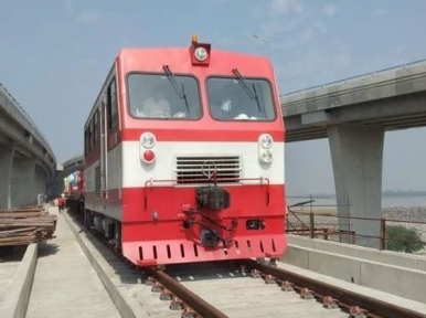 রাজধানী থেকে পদ্মা সেতু পাড়ী দিয়ে ভাঙ্গায় পৌঁছালো পরীক্ষামূলক রেল