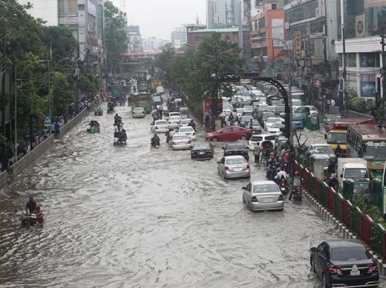 Heavy rains lash Dhaka, announces the arrival of monsoon
