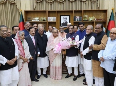 Prime Minister Sheikh Hasina greeted by leaders and activists on Homecoming Day