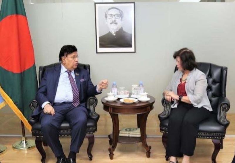 Foreign Minister Momen calls on UN envoy to play a stronger role in dealing with Rohingya crisis Foreign Minister Momen calls on UN envoy to play a stronger role in dealing with Rohingya crisis