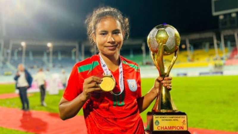 অভিমানে ফুটবলকে বিদায় জানালেন সাফজয়ী স্বপ্না অভিমানে ফুটবলকে বিদায় জানালেন সাফজয়ী স্বপ্না