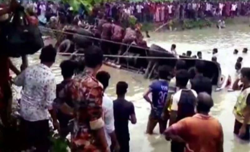 17 killed as bus tries to leave passage for easy bike in Jhalokati