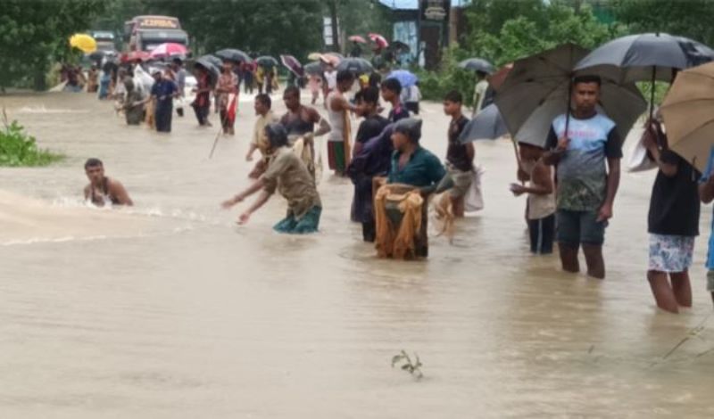 অতিবৃষ্টি ও পাহাড়ি ঢলে চট্টগ্রাম-কক্সবাজার মহাসড়কে যান চলাচল বন্ধ