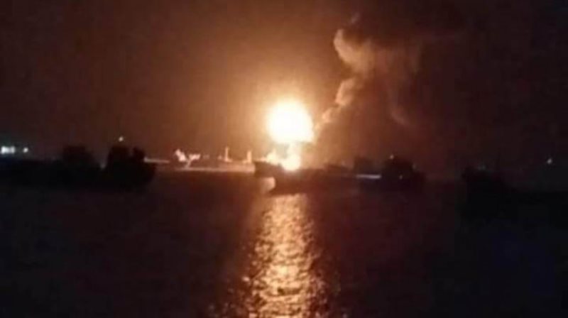 Oil tanker in sea burnt to ashes