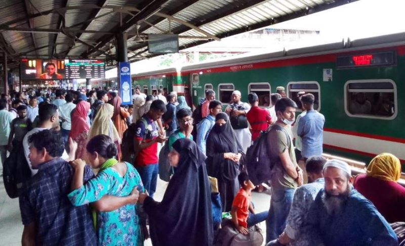 কমলাপুরে দালাল-টিকিট কালোবাজারি ধরতে র্যাবের অভিযান কমলাপুরে দালাল-টিকিট কালোবাজারি ধরতে র্যাবের অভিযান