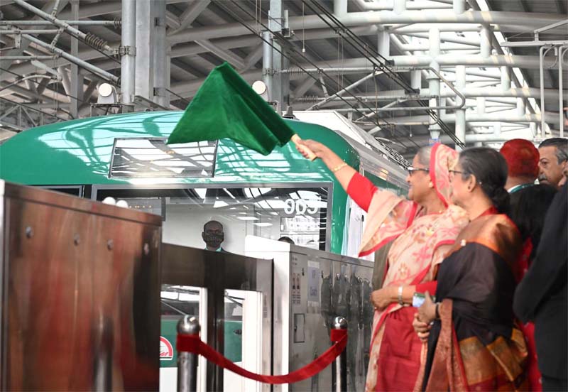 Bangladesh: Dhaka Metrorail has long queues even on holidays