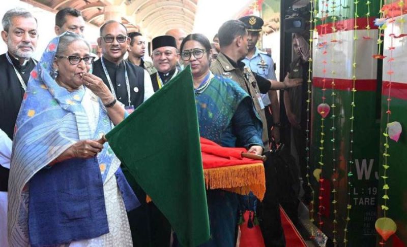 Prime Minister blows whistle, inaugurates train service to Cox's Bazar Prime Minister blows whistle, inaugurates train service to Cox's Bazar