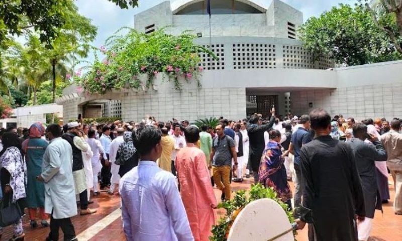 On the last day of the month of mourning mourners flocked to Bangabandhu's tomb