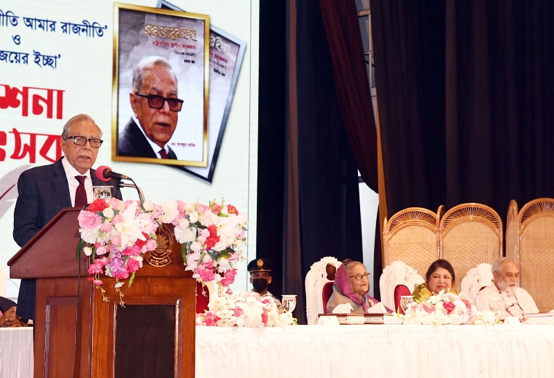 President calls upon to present correct history of Liberation War to new generation