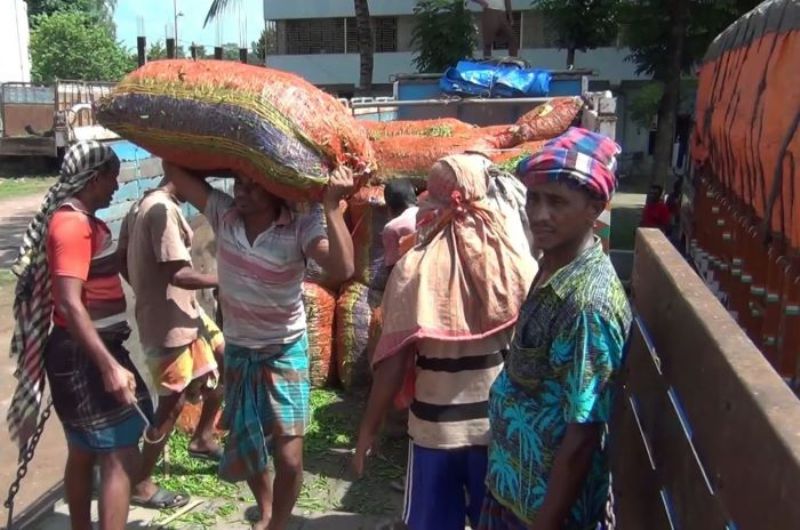 হিলি দিয়ে এসেছে ভারতীয় কাঁচামরিচ