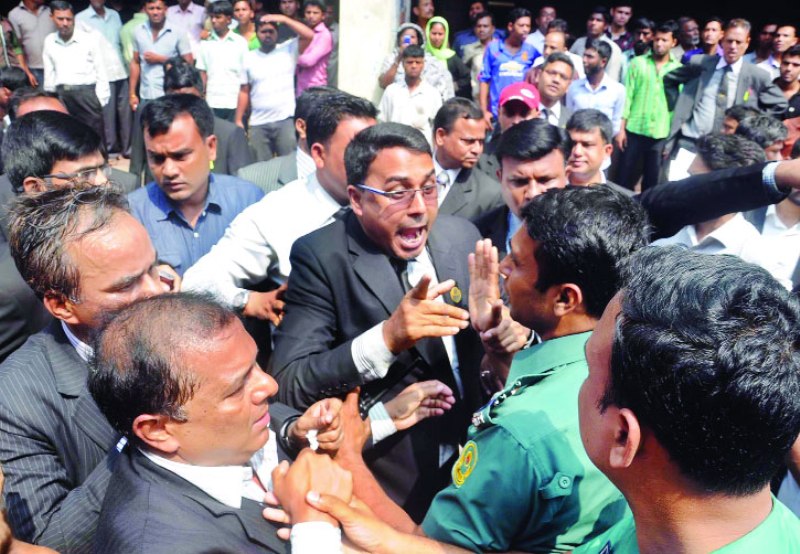 তারেক-জোবায়দার মামলায় হট্টগোলে বিএনপিপন্থি ২৮ আইনজীবীর নামে জিডি