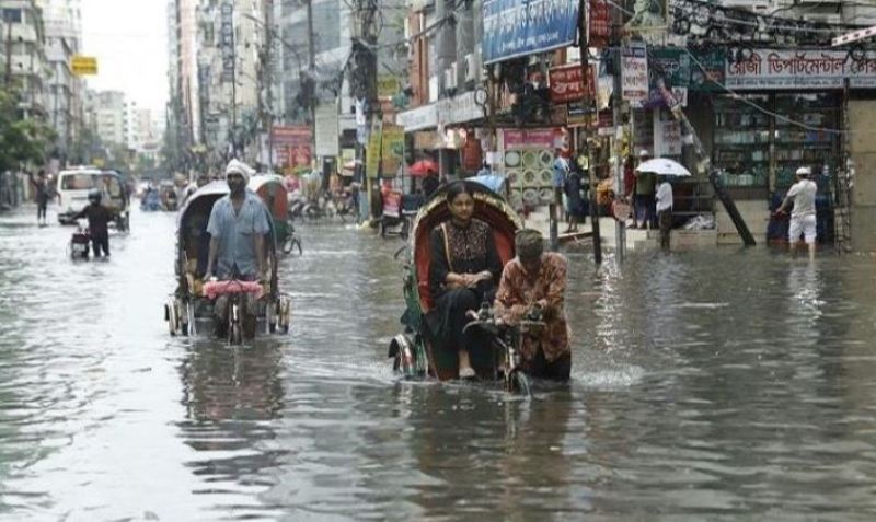 রাজধানীর অলিগলিতে হাঁটু পানি, ঈদের আনন্দ মাটি