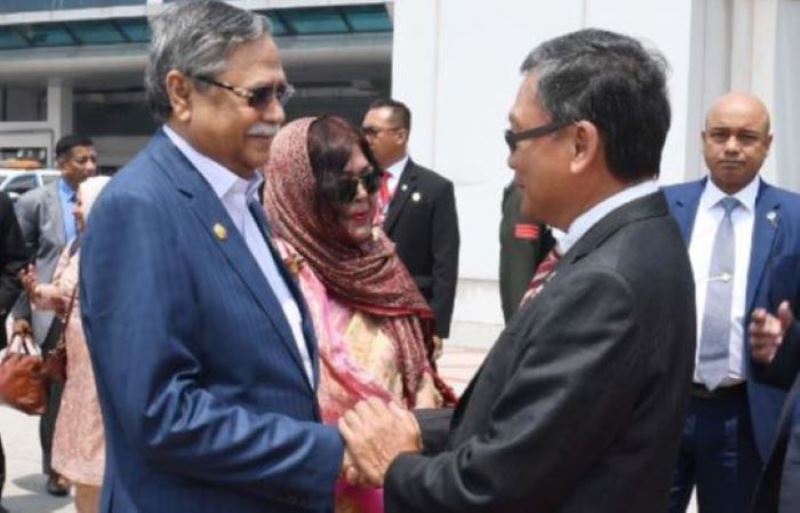 President arrives in Singapore from Indonesia